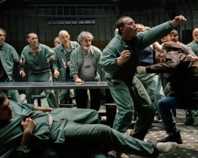 Стоит ли смотреть «Майор Гром: Игра» — фильм-комикс про петербургского супергероя с шавермой