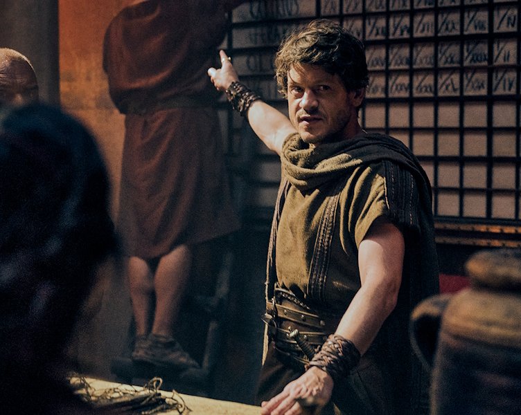 «Обречённые на славу» с Энтони Хопкинсом — неровный сериал, из которого слишком хотели сделать «Игру престолов»