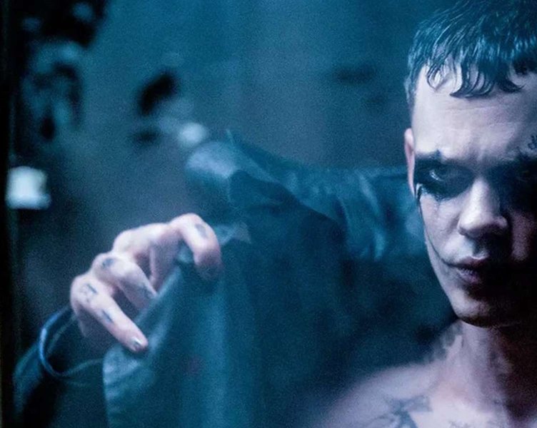 Удалось ли новому «Ворону» с подкачавшимся Биллом Скарсгардом затмить культовую классику 90‑х