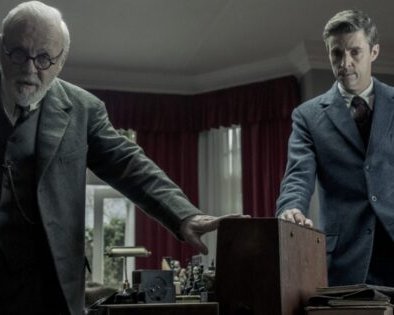 «По Фрейду» — неудачная драма, в которой Зигмунд Фрейд и Клайв Стейплз Льюис спорят о боге